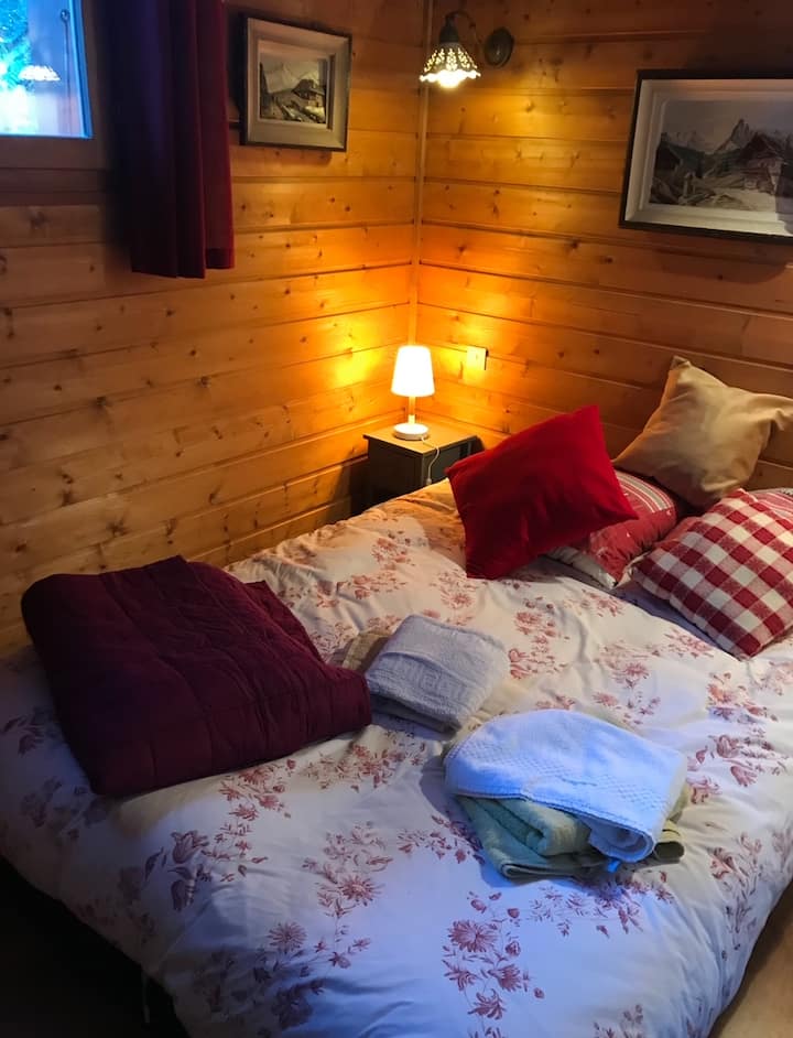 Una habitación con una cama de matrimonio en la planta baja