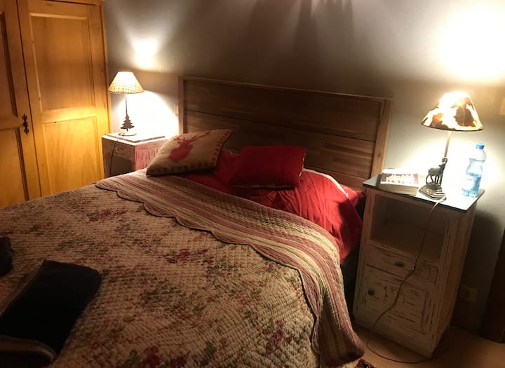 El gran dormitorio principal, arriba, bajo los tejados