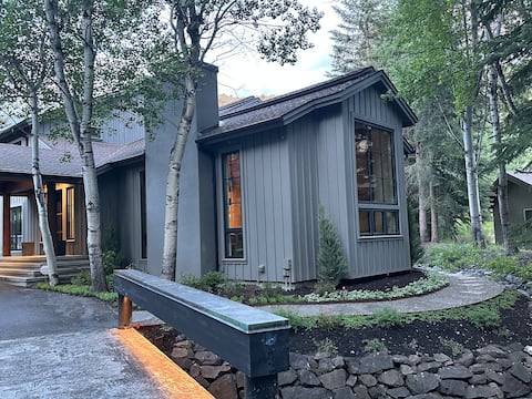 Sun Valley Home. Perfect Location. Spacious. AC.
