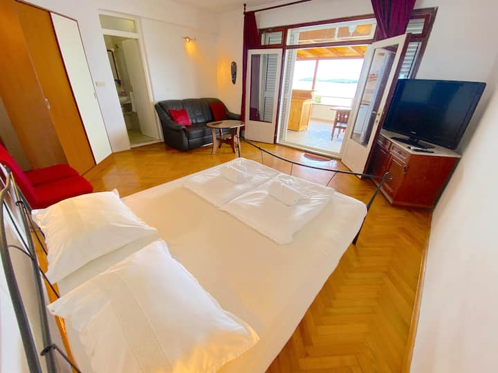 chambre avec lit double et vue sur la mer.. sortie sur la terrasse avec vue sur la mer