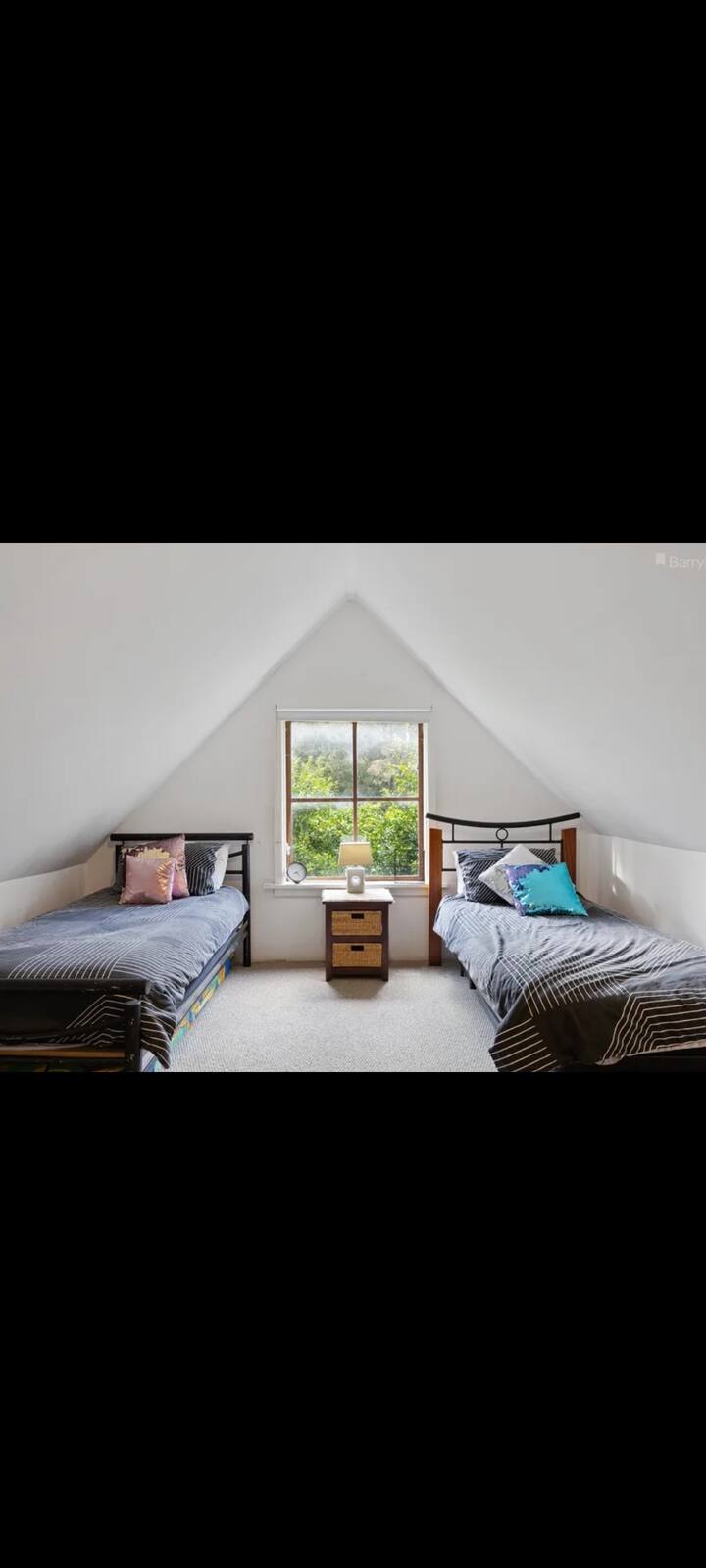 Preparado para los más pequeños. 2 camas individuales con muchos juguetes 