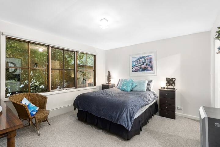 Dormitorio principal con baño