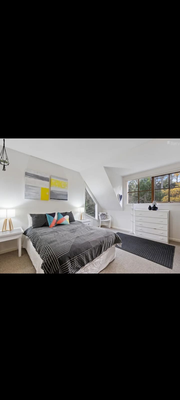 Tercer dormitorio en la parte superior de las escaleras. Cama doble con cama individual y nido