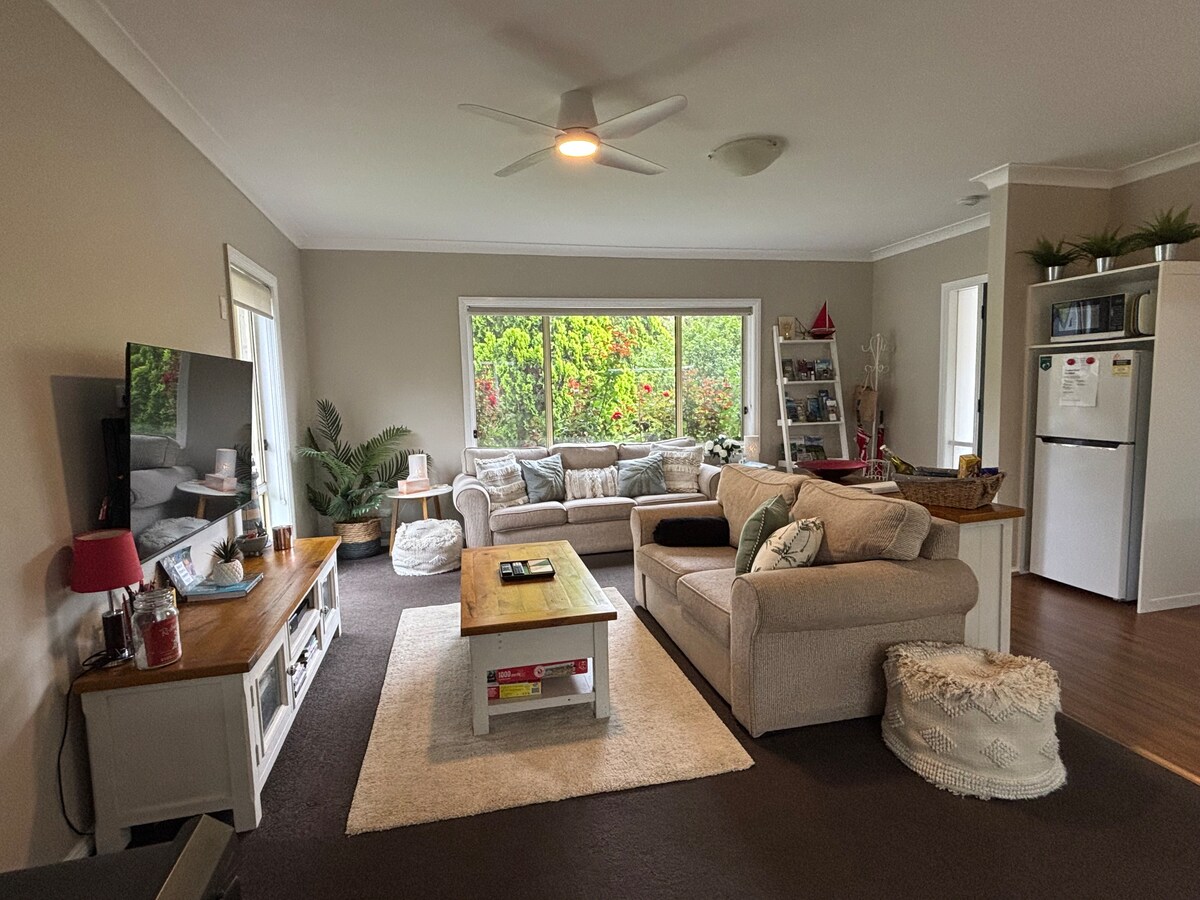 Top performing Airbnb: Farm Stay Cottage in Narooma Tilba area fast Wi-fi in Narooma