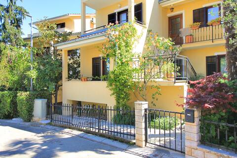 Lovely apartment with terrace (5min walk to beach)
