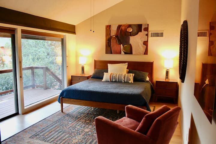 Quarto King com acesso ao deck