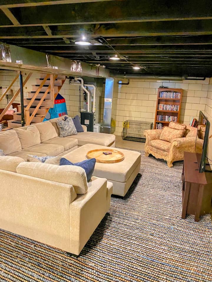 Divan i rehatshëm në bodrum