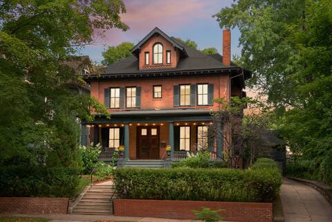 Historic District BnB 4.5 Baths- Walkable area