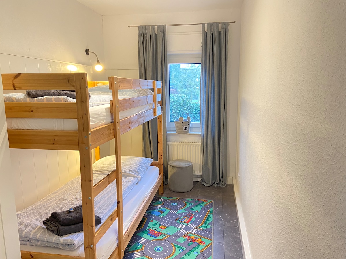 配备双层床和衣柜的小卧室