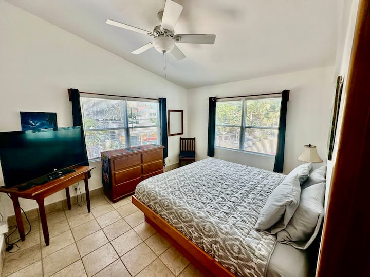 ห้องนอนชั้นบนพร้อมเตียงคิงไซส์