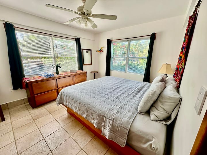 ห้องนอนชั้นล่างพร้อมเตียงคิงไซส์