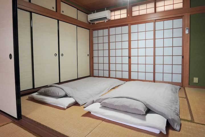 Duerme con un futón.

Utiliza el futón.