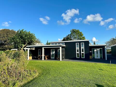 Luxurious and comfortable house right on the waterfront!