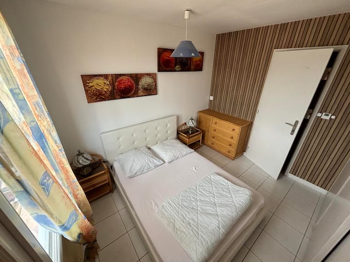 غرفة نوم في الطابق العلوي بسرير مزدوج