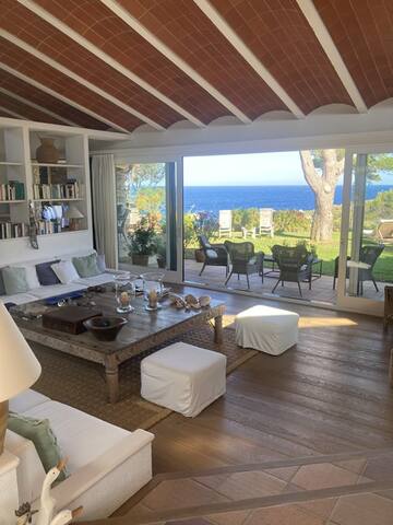 Guillola-Casa exclusiva amb piscina i accès al mar gallery image 2