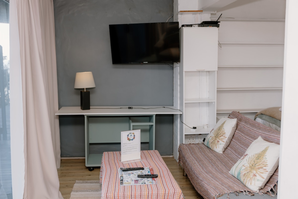 Televisión de pantalla plana con canales de visión abierta y un espacio de trabajo