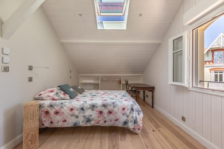 Chumba kikuu cha kulala chenye kitanda cha sentimita 140, hifadhi, sehemu ya kufanyia kazi
Bafu la chumbani 
Mwonekano mzuri wa bustani ya Mauresque na nyumba zake nzuri na mwonekano wa bonde