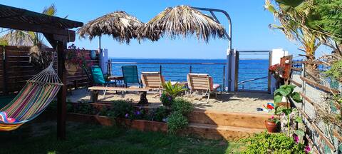 House 2 meters away from the sea!