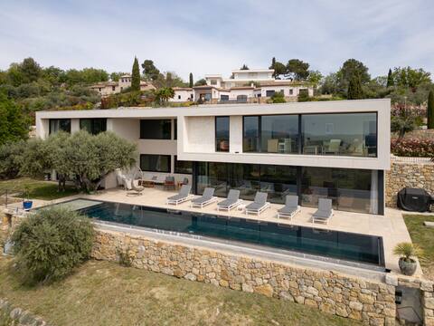 Modern villa w/ infinity pool & panoramic view