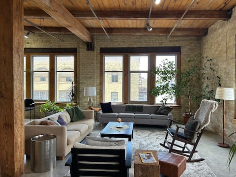 Spacious Luxury Loft, Pamper That Special Person