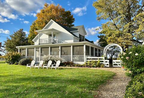 Authentic Country Farmhouse on Pond / Greencastle