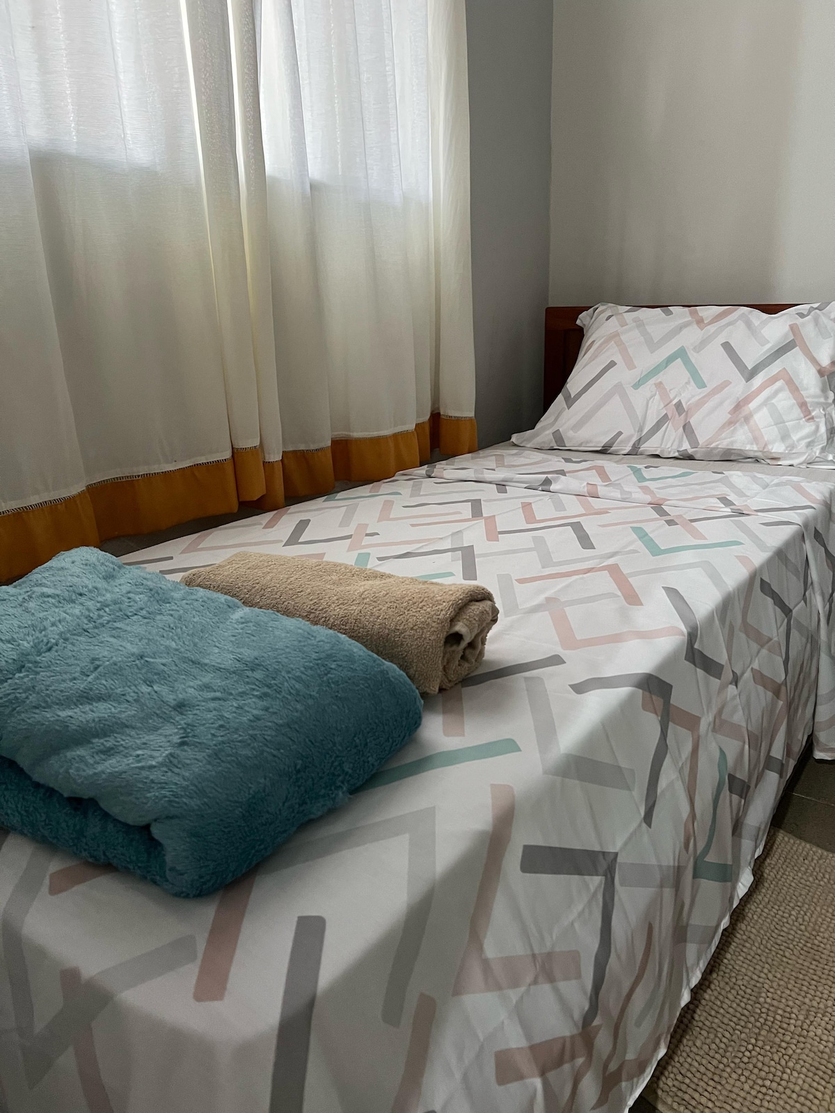 Единечен кревет (широк 150-179 см), соба со два кревета, еден брачен и еден единечен кревет (широк 180-179 см)