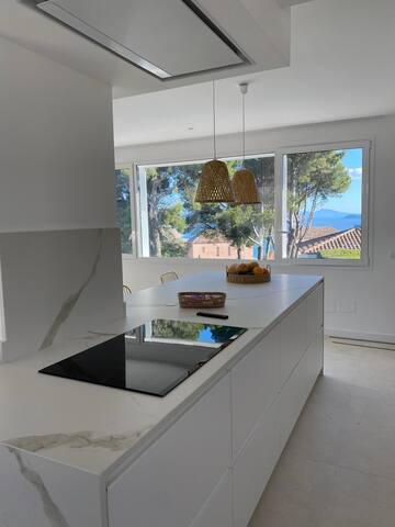 Villa with pool and sea views gallery image 5