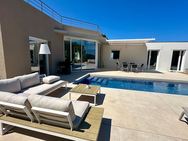 Villa with pool and sea views