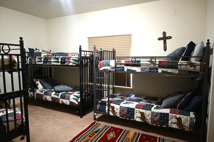 חדר מיטות קומתיים עם 6 מיטות יחיד