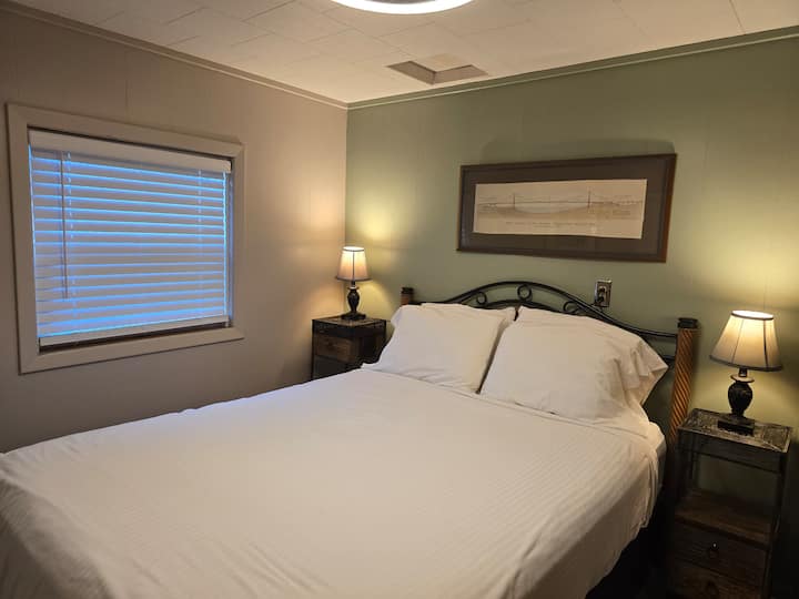 Წინა საძინებელი 193 × 203 სმ ზომის საწოლით