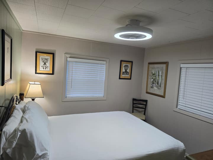 Საძინებელი დიდი საწოლით, პატარა ნაპირი ფანჯრის გარეთ, საწოლის ძირში
