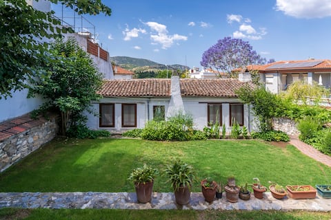 Goldsmith House with super gardens & pool