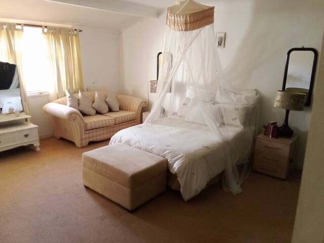 Three bedrooms in tranquil setting in Rondebosch gallery image 3