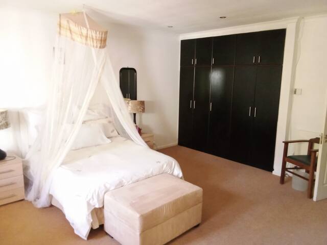 Three bedrooms in tranquil setting in Rondebosch