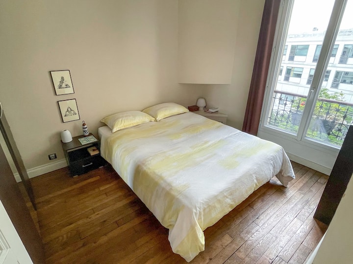 Креветот е со големина на брачен кревет (широк 180 см) + 10 см или 210 x 160 см. Многу удобен полутврд душек од 20 см на дрвена основа на креветот. Водоотпорен заштитник за душеци. Перници Pyrenex