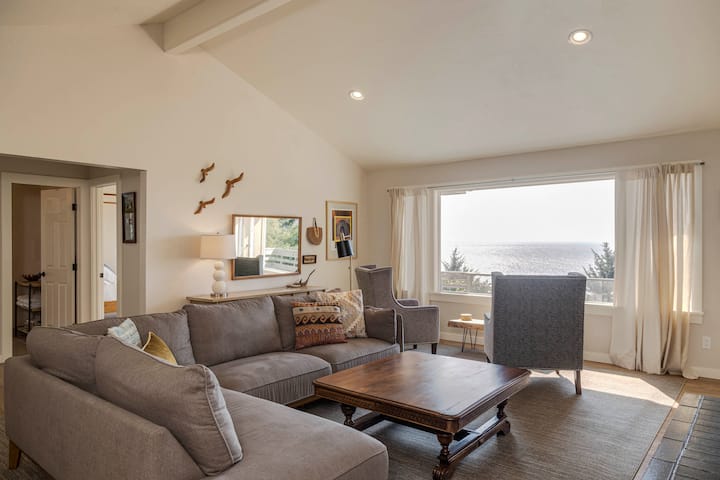 Family Getaway With Stunning Ocean Views - Lincoln City, OR