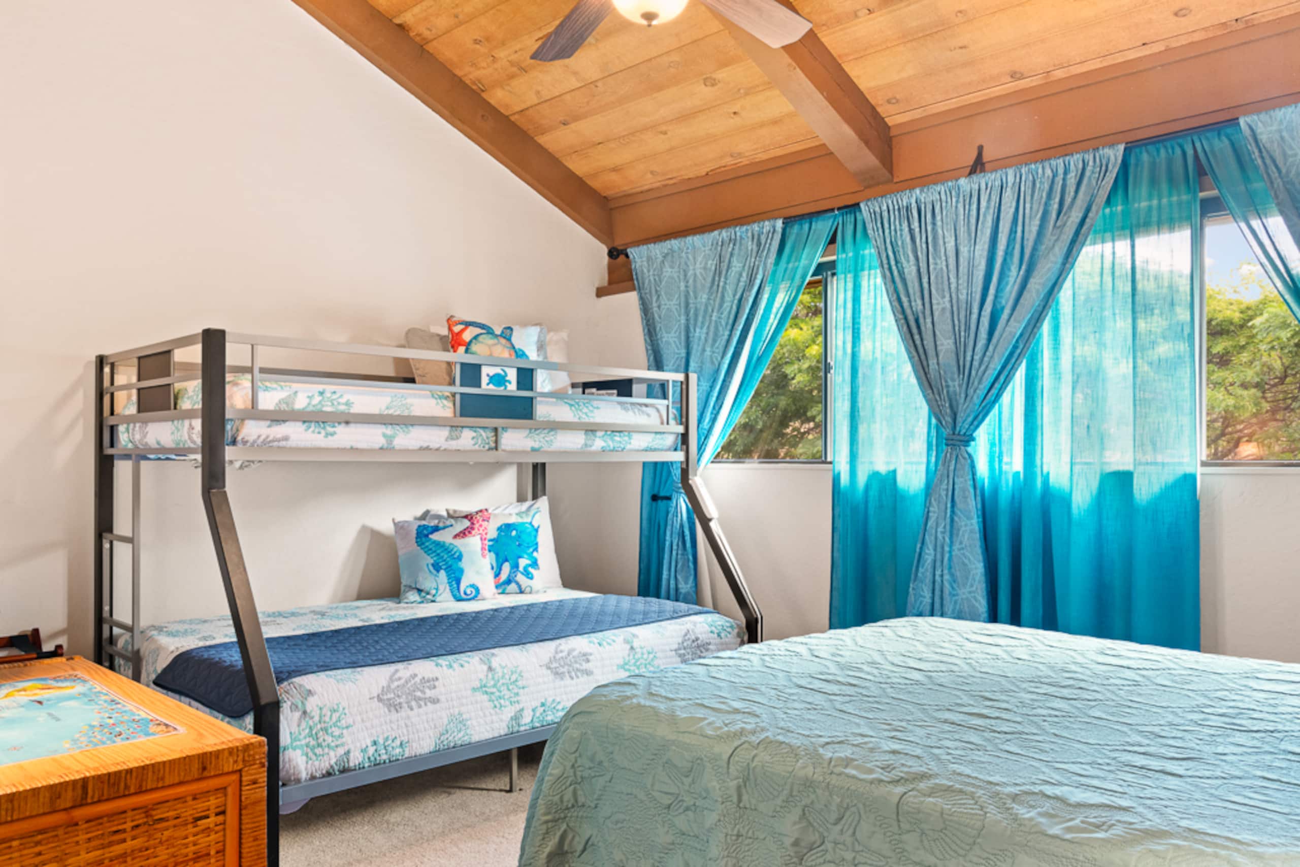 King size bed, heated pools & spas, ocean views - Photo 3