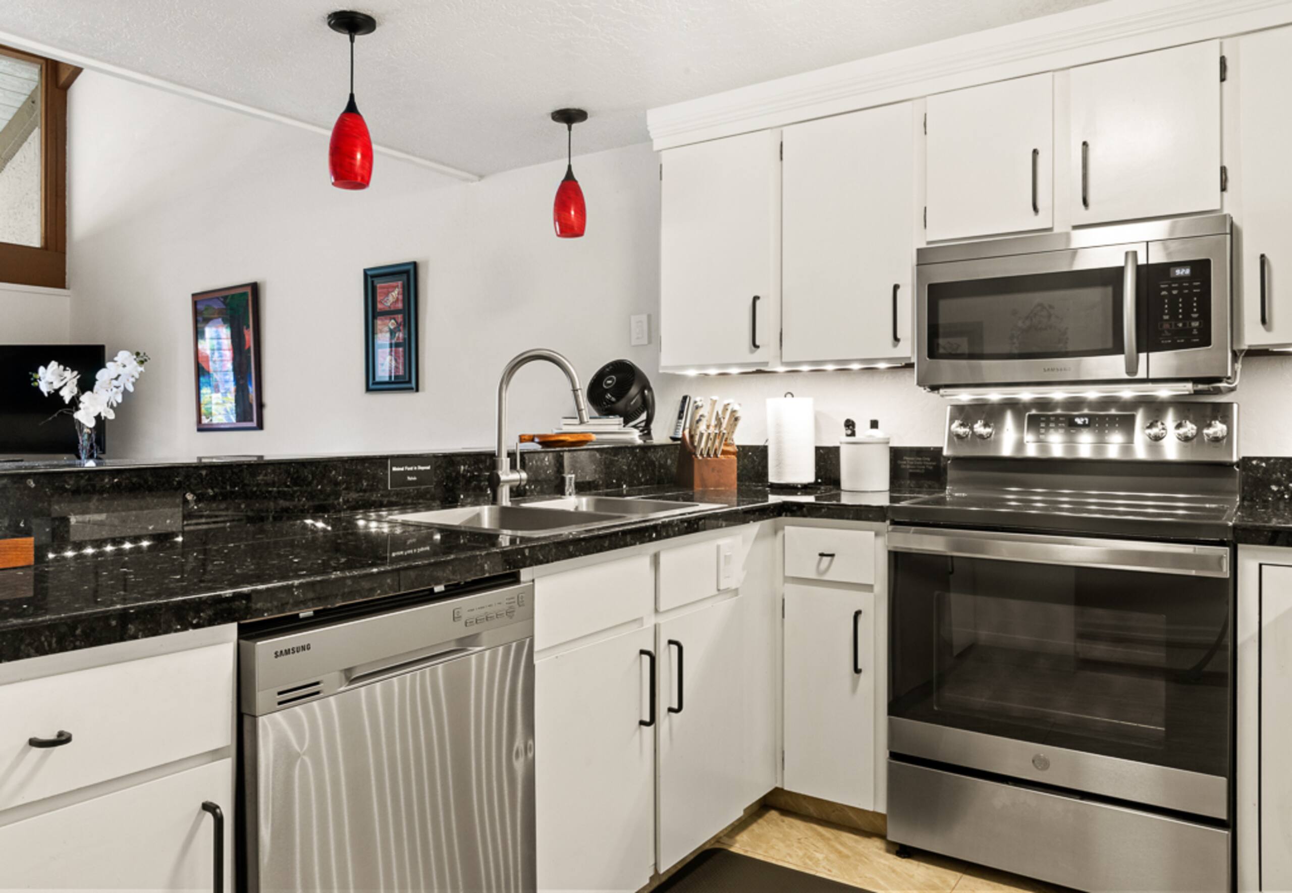 King size bed, heated pools & spas, ocean views - Photo 9