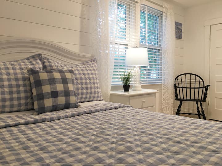 غرفة استعمارية، تم تصفيتها في وقت متأخر من بعد الظهر.