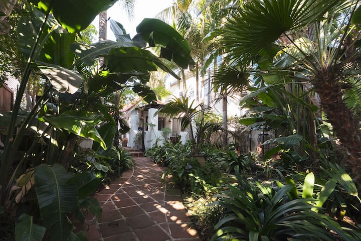 Lush Venice Beach Oasis Home -just steps to beach