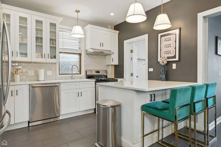 Spacious Bi-Level Apartment With Patio and Garage gallery image 5