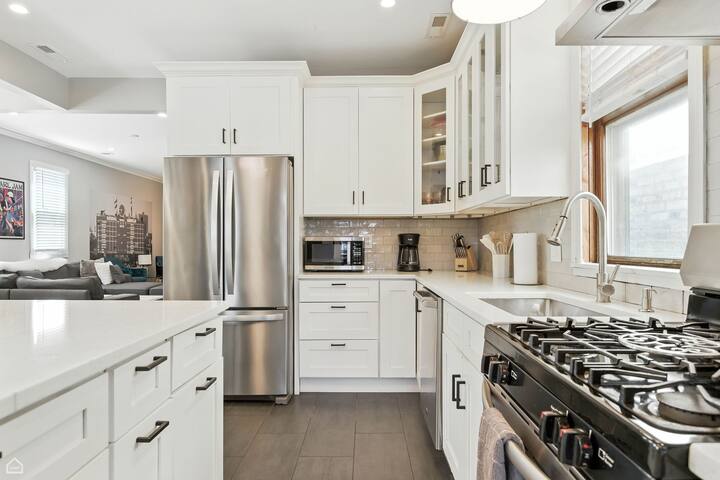 Spacious Bi-Level Apartment With Patio and Garage gallery image 4