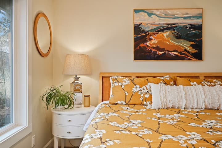 Hillside Haven: Tranquil Nw Studio Near The River - ベンド, OR