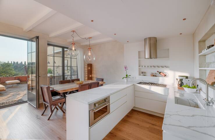 Gorgeous Villa with Postcard Views in Historical Florence gallery image 4