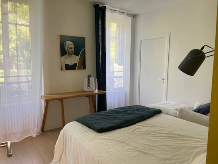 غرفة نوم زرقاء كبيرة