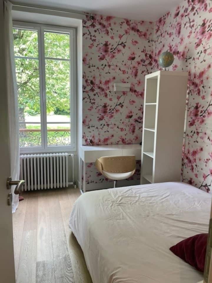 غرفة وردية صغيرة