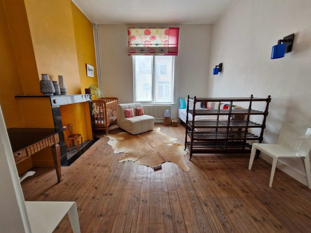 მეორე სართულის უკანა მხარე: მე-4 საძინებელი/სასწავლო. 2 კომფორტული დივნით