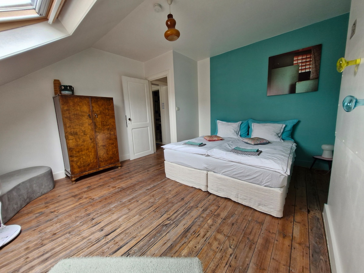 მესამე სართულის უკანა მხარე: მე-3 საძინებელი 2 ერთადგილიანი ან 1 დიდი ზომის საწოლით