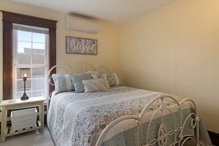 سرير بحجم كبير.