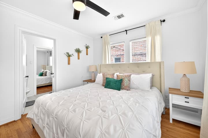 Acogedor dormitorio tamaño king con ventanas luminosas, sábanas suaves y ventilador de techo para mayor comodidad. Una decoración relajante crea un espacio tranquilo. Nota: No hay TV en el dormitorio 2. KingBedsOnly hace que la comodidad sea la máxima prioridad.